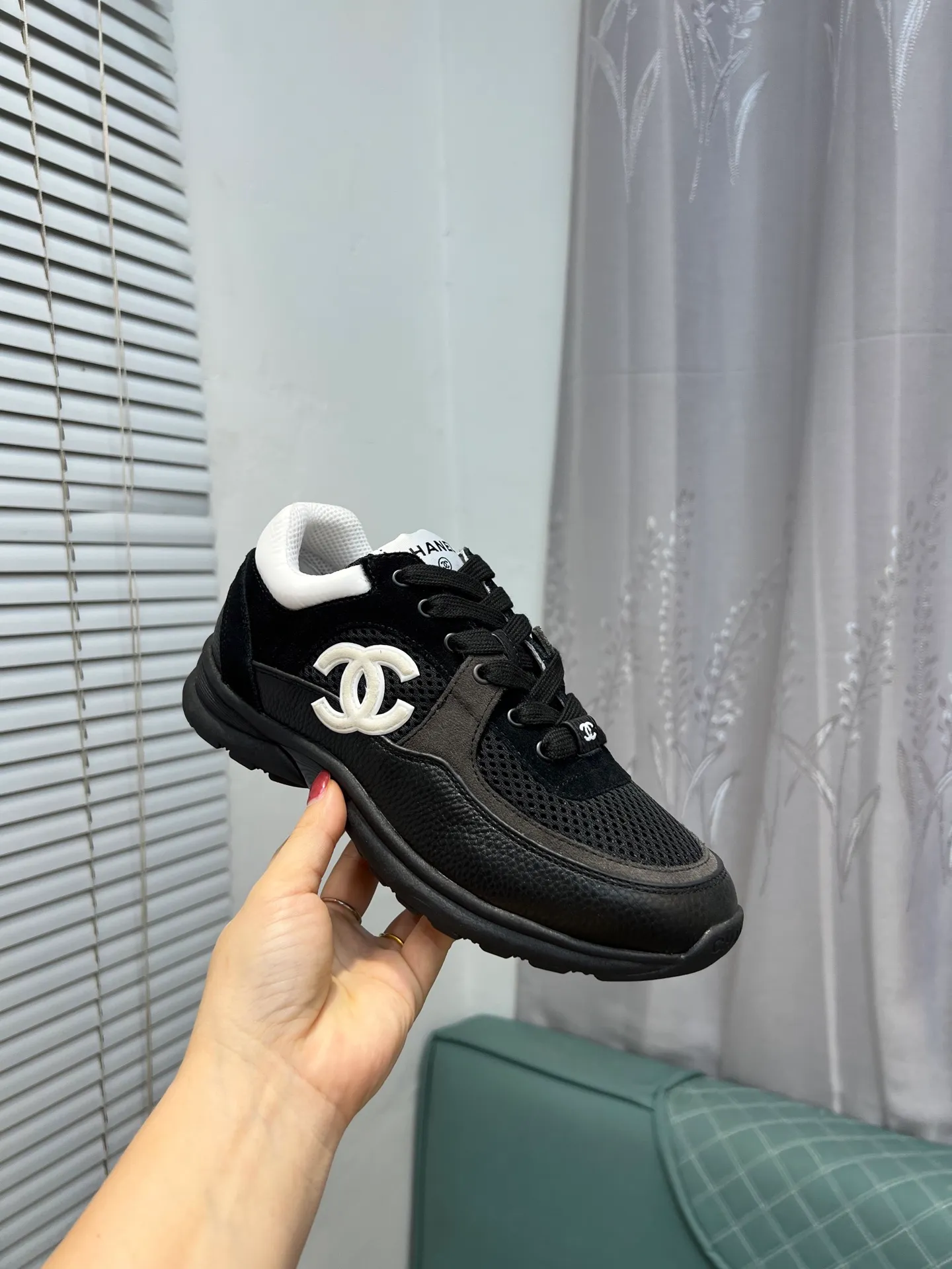 Men's men's shoes 💰620 Exclusive real shot (top version) CHANEL Chanel 2025ss color matching thick-soled casual sports shoes and sneakers. The counter is synchronized. The counter is very popular. A shoe that is very difficult to buy. The most popular thick-soled panda shoes on the Internet. It can be imagined that Xiaoxiang control can't miss it. It has both good looks and comfort. Simple and versatile white shoes. The thick sole increases the height and is super versatile. Close your eyes and wear it. Whoever wears it will look better. Upper: calfskin Lining: imported sheepskin lining Outsole: TPU original outsole Size: 35-44 (customized for women 41 and 40, and 45 for men)